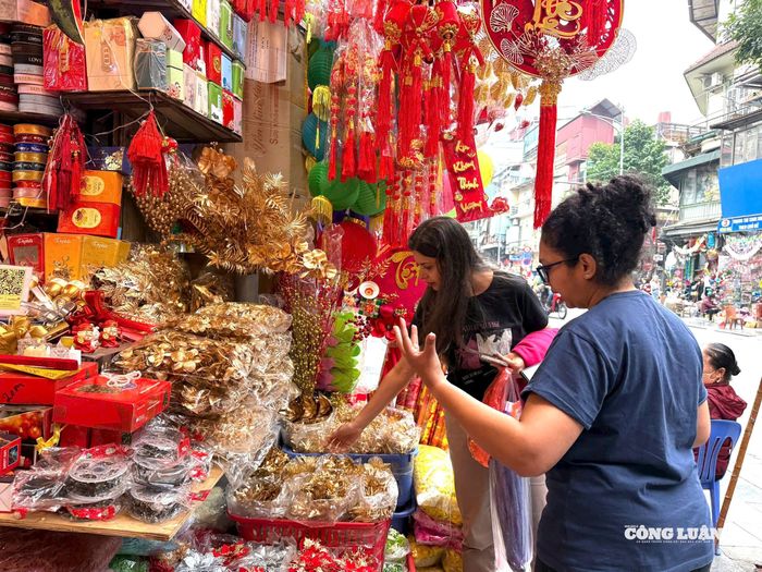 Không chỉ người dân Thủ đô, nhiều bạn trẻ và du khách quốc tế cũng tìm đến Hàng Mã để cảm nhận không khí năm mới 2026.
