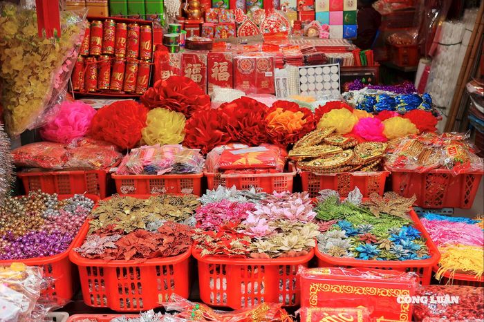 Có rất nhiều các mặt hàng, đồ trang trí được bày bán, chờ đón các "thượng đế" tới mua về trang trí không gian gia đình đón năm mới Bính Ngọ 2026.