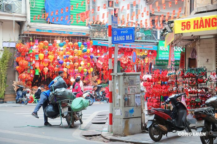 Cùng với không khí mua sắm nhộn nhịp, những người làm thuê dịp cuối năm cũng tất bật vận chuyển hàng hóa để kịp phục vụ nhu cầu tăng cao của thị trường Tết.