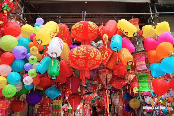 Đa dạng mẫu đèn lồng nhiều sắc màu tạo thêm phần rực rỡ cho phố Hàng Mã.