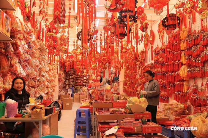 Bên trong một gian hàng bày bán đồ trang trí Tết trên phố Hàng Mã.
