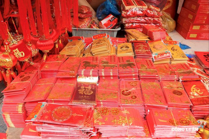 Không thể thiếu trong dịp Tết Nguyên đán là phong bao lì xì đỏ với những lời chúc ý nghĩa.