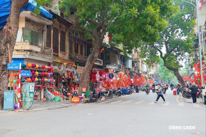 Theo phóng viên ghi nhận sáng 28/12, phố Hàng Mã đã "thay áo mới" với không gian được trang trí rực rỡ sắc đỏ để chào đón năm mới Bính Ngọ 2026.