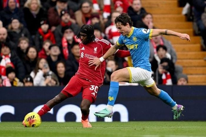 Jeremie Frimpong – 7.6 điểm. Hậu vệ người Hà Lan để lại dấu ấn rõ nét với pha kiến tạo cho Gravenberch ghi bàn.