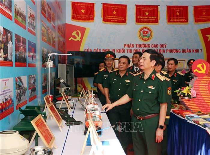 Đại tướng Phan Văn Giang, Ủy viên Bộ Chính trị, Bộ trưởng Bộ Quốc phòng thăm gian trưng bày triển lãm kết quả thực hiện công tác quân sự, quốc phòng năm 2025 của lực lượng vũ trang Quân khu 7.