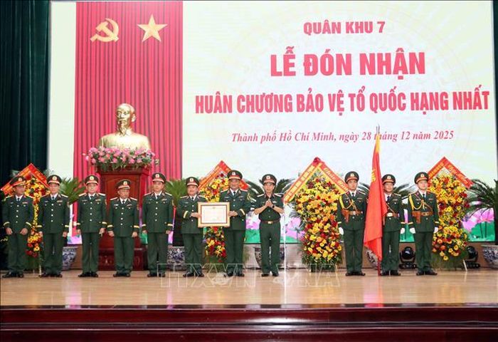 Đại tướng Phan Văn Giang, Ủy viên Bộ Chính trị, Bộ trưởng Bộ Quốc phòng trao tặng Huân Chương bảo vệ Tổ quốc hạng Nhất của Chủ tịch nước cho lực lượng vũ trang Quân khu 7.