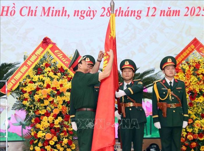 Đại tướng Phan Văn Giang, Ủy viên Bộ Chính trị, Bộ trưởng Bộ Quốc phòng trao tặng Huân Chương bảo vệ Tổ quốc hạng Nhất của Chủ tịch nước cho lực lượng vũ trang Quân khu 7.