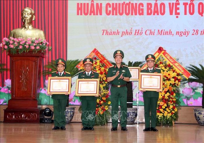 Thượng tướng Nguyễn Trường Thắng, Thứ trưởng Bộ Quốc phòng trao tặng Bằng khen của Thủ tướng Chính phủ cho các cá nhân thuộc lực lượng vũ trang Quân khu 7.