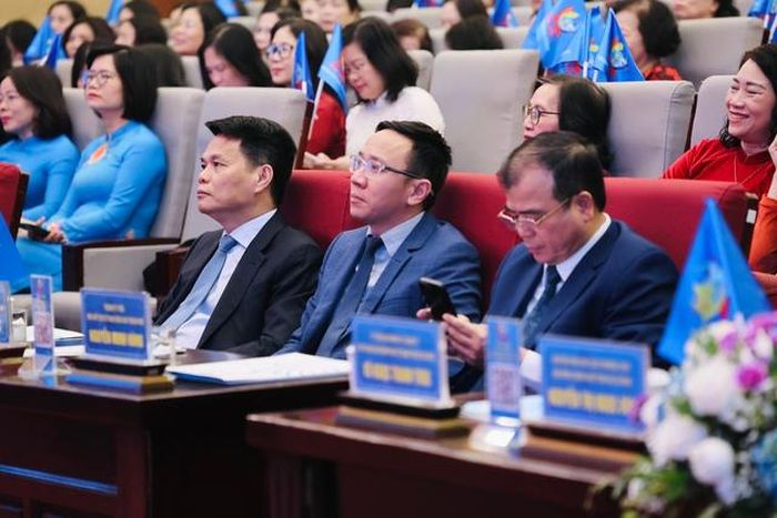 Ông Lê Ngọc Châu, Phó Bí thư Thành ủy, Chủ tịch UBND thành phố Hải Phòng và các đại biểu tham dự đại hội