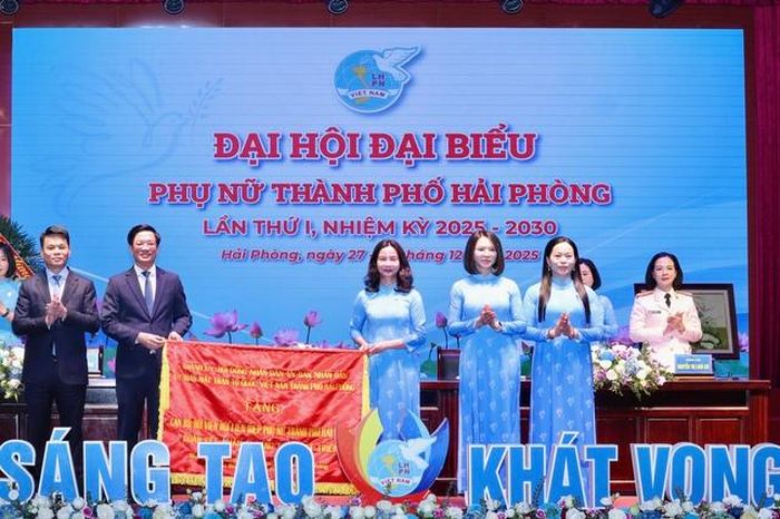 Ông Phạm Văn Lập, Phó Bí thư Thành ủy, Chủ tịch Ủy ban MTTQ Việt Nam thành phố Hải Phòng và ông Lê Ngọc Châu, Phó Bí thư Thành ủy, Chủ tịch UBND thành phố Hải Phòng, tặng bức trướng ghi nhận những thành tích, đóng góp của Hội LHPN thành phố Hải Phòng