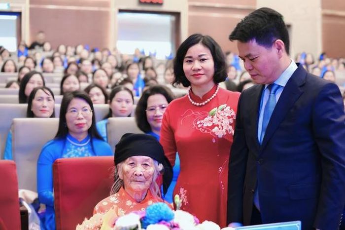 Bà Nguyễn Thị Tuyến, Ủy viên TƯ Đảng, Phó Chủ tịch UBTƯ MTTQ Việt Nam, Chủ tịch Hội LHPN Việt Nam (giữa) và lãnh đạo thành phố Hải Phòng tri ân Mẹ Việt Nam anh hùng
