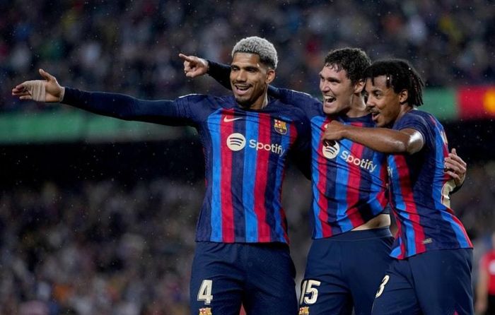 Barcelona gặp khủng hoảng ở hàng phòng ngự