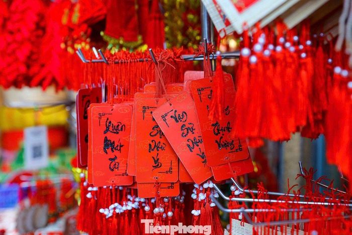 Các tiểu thương tất bật sắp xếp, bổ sung hàng hóa để kịp phục vụ nhu cầu mua sắm Tết.