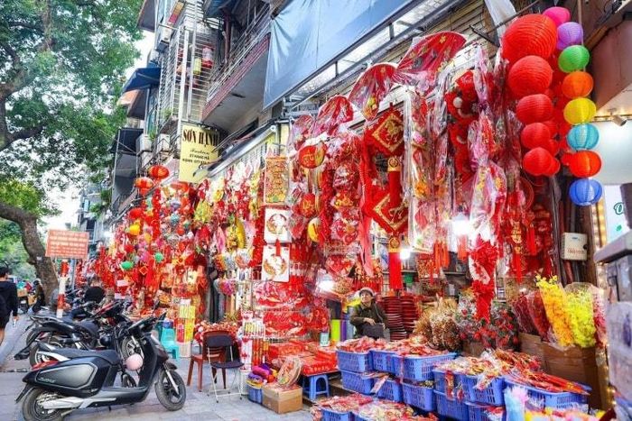 Những cây thông được dỡ xuống, nhường chỗ cho câu đối đỏ và đèn lồng truyền thống.