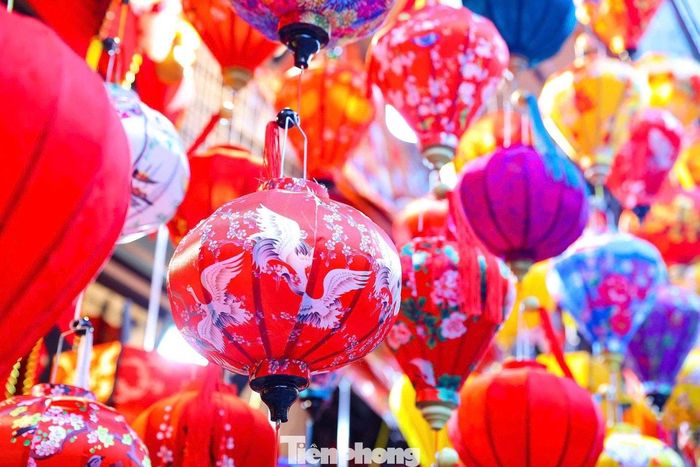 Sắc đỏ chủ đạo tạo nên không khí Tết sớm đặc trưng giữa lòng phố cổ.