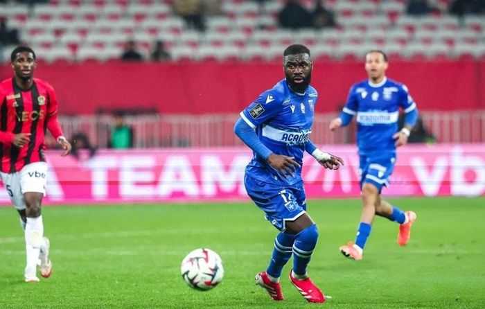 Lassine Sinayoko tầm ngắm Man Utd
