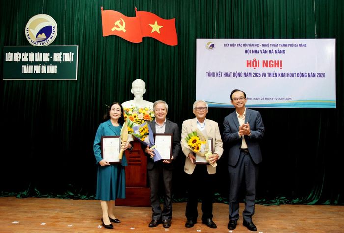 Khen thưởng cho các hội viên xuất sắc năm 2025. Ảnh: TRỌNG HUY