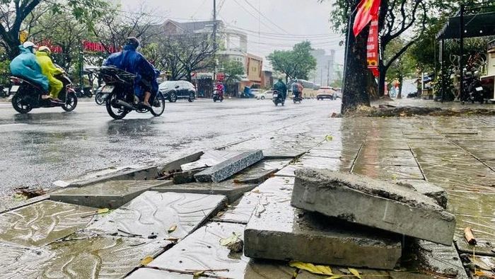 Vỉa hè trồi sụt trên đường Hồ Nghinh. Ảnh: TRƯỜNG TRUNG