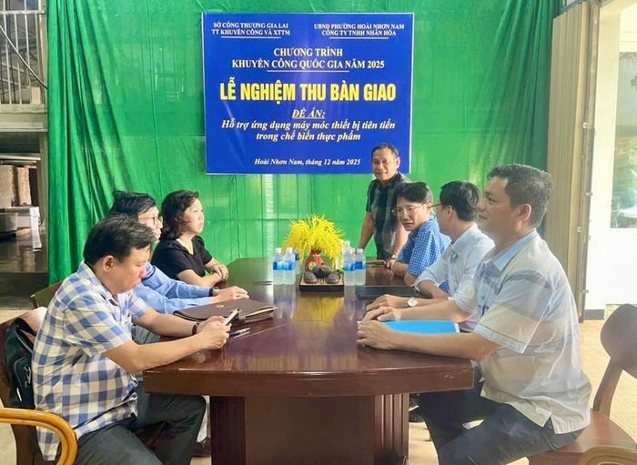  Lễ nghiệm thu bàn giao máy móc, thiết bị tiên tiến cho Công ty TNHH Nhân Hòa (phường Hoài Nhơn Nam). Ảnh: ĐVCC 