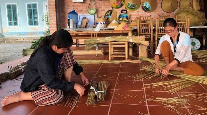 Người dân địa phương làm nghề đan lát đệm bàng