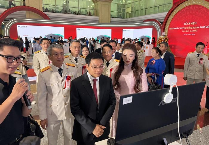 Bộ trưởng Bộ Tài chính thăm các gian trưng bày của doanh nghiệp công nghệ tại triển lãm 80 năm ngày truyền thống ngành Thuế. Ảnh: Tuấn Nguyễn