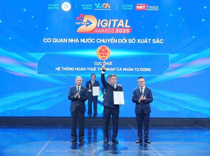 Phó Cục trưởng Cục Thuế Lê Long nhận giải thưởng "Cơ quan nhà nước chuyển đổi số xuất sắc".