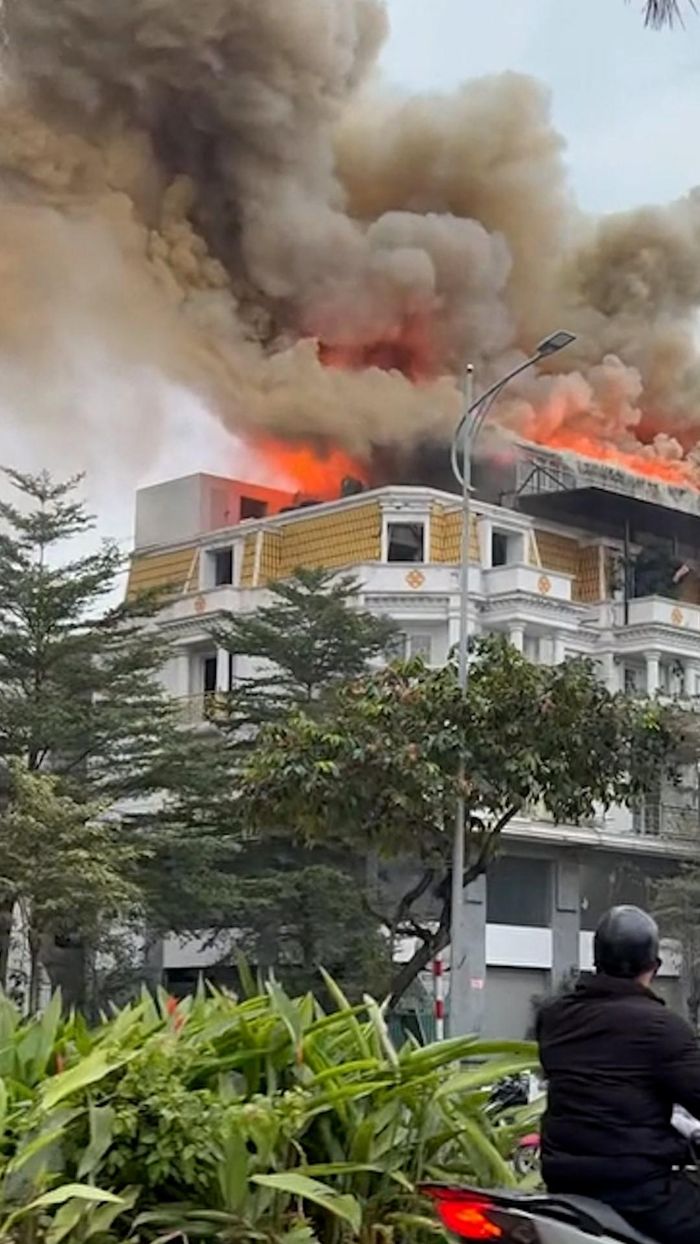 Khói lửa bốc cao khiến nhiều người đi đường hoảng sợ.