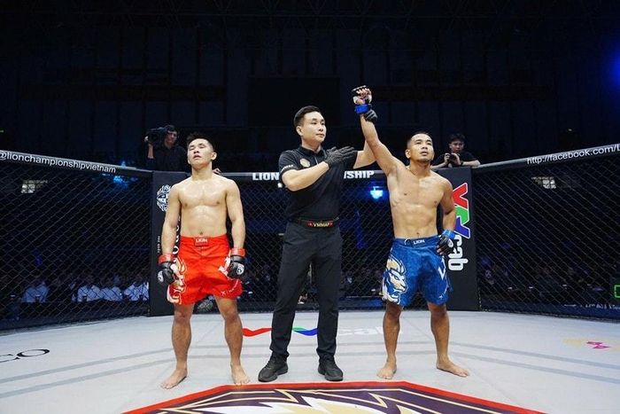 Nguyễn Thanh Duy (phải) giành chiến thắng knock-out kỹ thuật. Ảnh: MMA