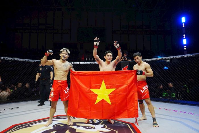 Chiến thắng chung cuộc gọi tên đội Lạc Việt (gồm Phan Huy Hoàng - Trần Việt Anh - Lê Minh Hoàng). Ảnh: MMA