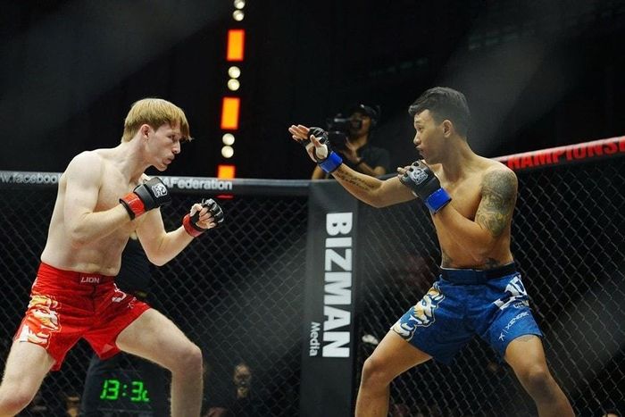 Harry Smith (trái) thắng điểm trước Nguyễn Văn Lâm. Ảnh: MMA