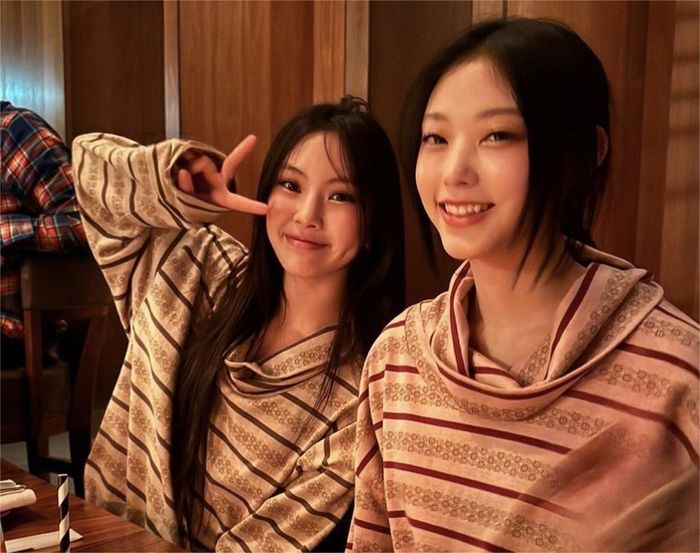  Bộ đôi em út Haerin và Hyein là những người đầu tiên được trở lại công ty. 