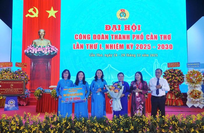 Lãnh đạo LĐLĐ Thành phố tiếp nhận 10.000 suất học bổng trị giá 10 tỷ đồng từ Thành ủy, HĐND, UBND, UBMTTQ Việt Nam thành phố. Ảnh Văn Dương
