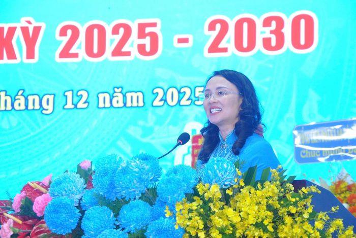 Bà Lê Thị Sương Mai, Phó Chủ tịch Ủy ban MTTQ Việt Nam Tp Cần Thơ, Chủ tịch Liên đoàn Lao động phát biểu tại Đại hội. Ảnh Văn Dương 