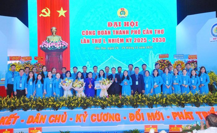 Ban chấp hành LĐLĐ thành phố Ra mắt Đại hội. Ảnh Văn Dương 
