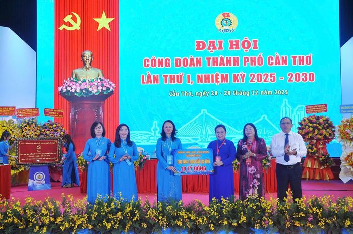 Bà Hồ Thị Cẩm Đào, Phó Bí thư Thành ủy, Chủ tịch Ủy ban MTTQ Việt Nam TP Cần Thơ thay mặt Thành ủy, HĐND, UBND, Ủy ban MTTQ Việt Nam thành phố tặng đoàn viên Công đoàn TP Cần Thơ 10.000 suất học bổng trị giá 10 tỷ đồng. Ảnh Văn Dương. 