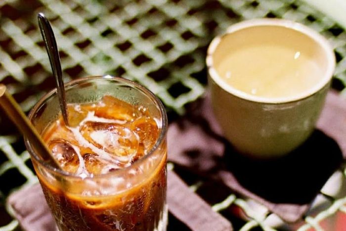  Ly nước lọc phục vụ trước còn có tác dụng làm khách bận rộn trong lúc chờ. Ảnh: @fyfecrawshaw. 