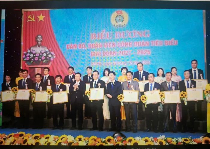 Công đoàn ĐSVN tổ chức biểu dương, tôn vinh 80 cán bộ, đoàn viên công đoàn tiêu biểu giai đoạn 2021-2025. Ảnh TA