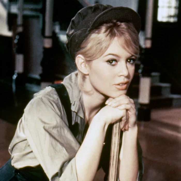 Brigitte Bardot trên phim trường "Babette Goes to War"