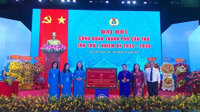  Lãnh đạo Thành ủy Cần Thơ tặng bức trướng cho Công đoàn Cần Thơ tại đại hội. 