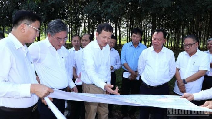  Bí thư Tỉnh ủy Đồng Nai Vũ Hồng Văn cùng các đồng chí lãnh đạo tỉnh và các sở, ngành, địa phương khảo sát khu vực quy hoạch đô thị sân bay Long Thành. 