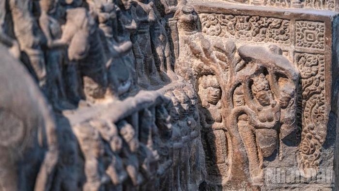  Họa tiết điêu khắc cảnh Đức Phật được sinh ra trong vườn Lâm Tỳ Ni trên đài thờ Đồng Dương. 