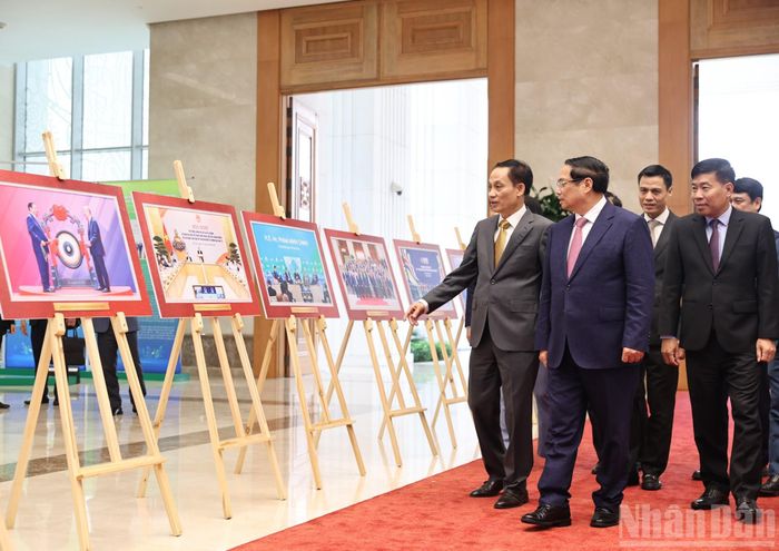  Thủ tướng Phạm Minh Chính và lãnh đạo Bộ Ngoại giao tham quan triển lãm ảnh về hoạt động đối ngoại của đất nước trong năm qua. 