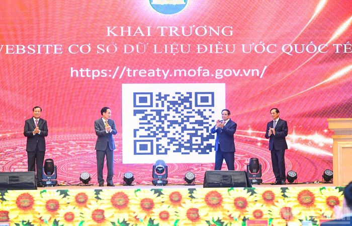  Thủ tướng Phạm Minh Chính và các đại biểu thực hiện nghi thức khai trương website cơ sở dữ liệu điều ước Quốc tế. 