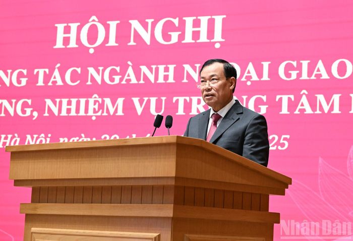  Thượng tướng Lê Tấn Tới, Chủ nhiệm Ủy ban Quốc phòng, An ninh và Đối ngoại của Quốc hội phát biểu. 