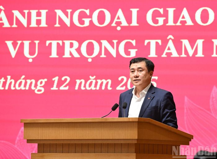  Thứ trưởng Bộ Công thương Nguyễn Sinh Nhật Tân phát biểu. 