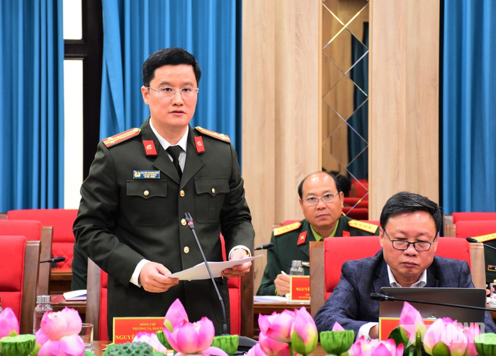 Thượng tá, PGS, TS Nguyễn Quang Chiến, Phó cục trưởng Cục Khoa học Chiến lược và Lịch sử Công an (Bộ Công an) phát biểu tại hội thảo. 