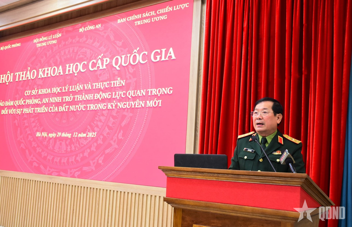 Thượng tướng, TS Lê Huy Vịnh phát biểu đề dẫn hội thảo.