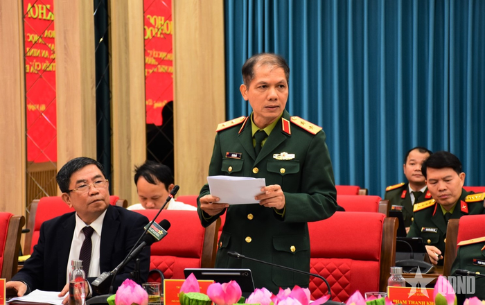 Trung tướng, PGS, TS Lê Văn Hải, Phó chính ủy Học viện Quốc phòng phát biểu tại hội thảo.