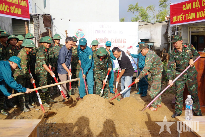 Sư đoàn 2 khởi công xây dựng nhà giúp người dân.
