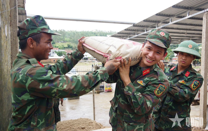 Niềm vui bộ đội giúp dân dựng lại mái ấm.